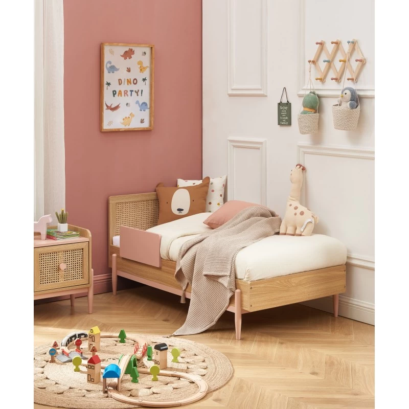 Lit Enfant PABLO Rose Et Cannage Rotin 70x140 Sommier Inclus 1 Lit Enfant PABLO Rose Et Cannage Rotin 70x140 Sommier Inclus